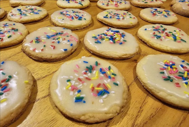 Mürbeteigplätzchen mit bunten Zuckerstreuseln - Corina Puskaric